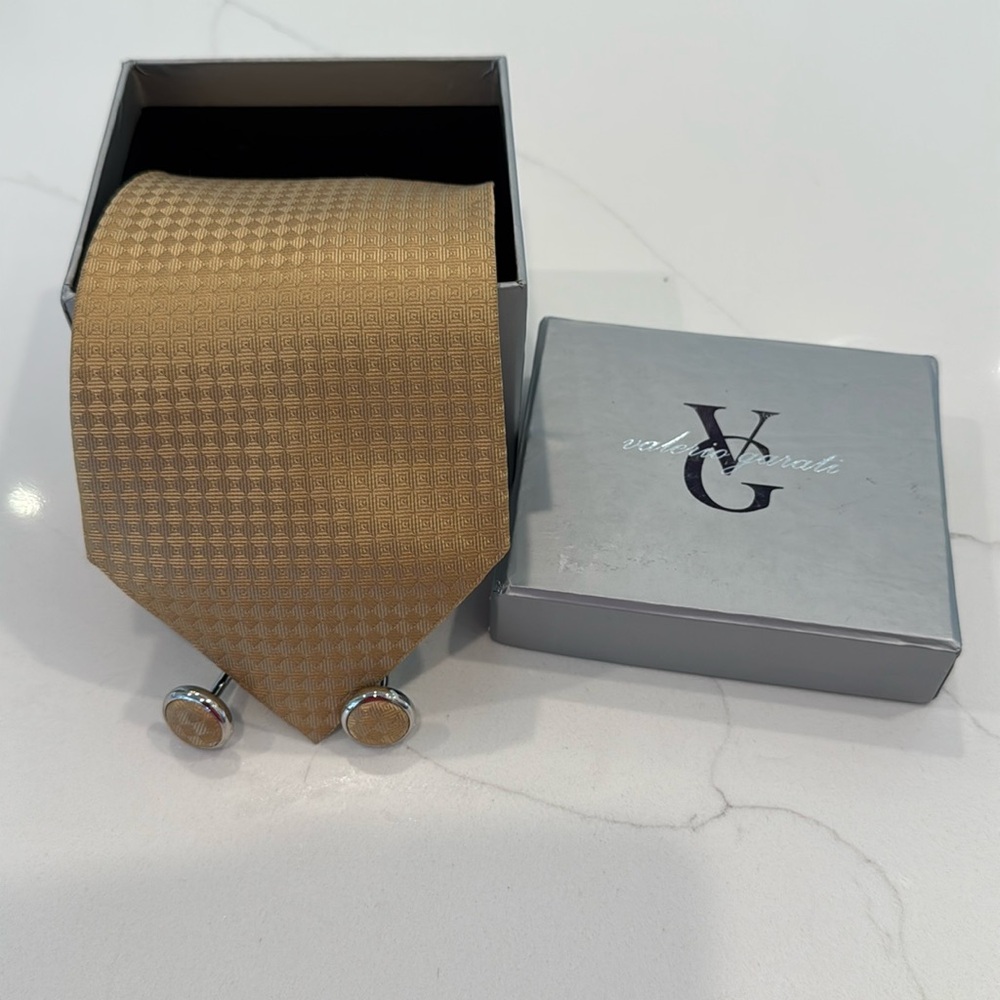 Tie, and cufflink set